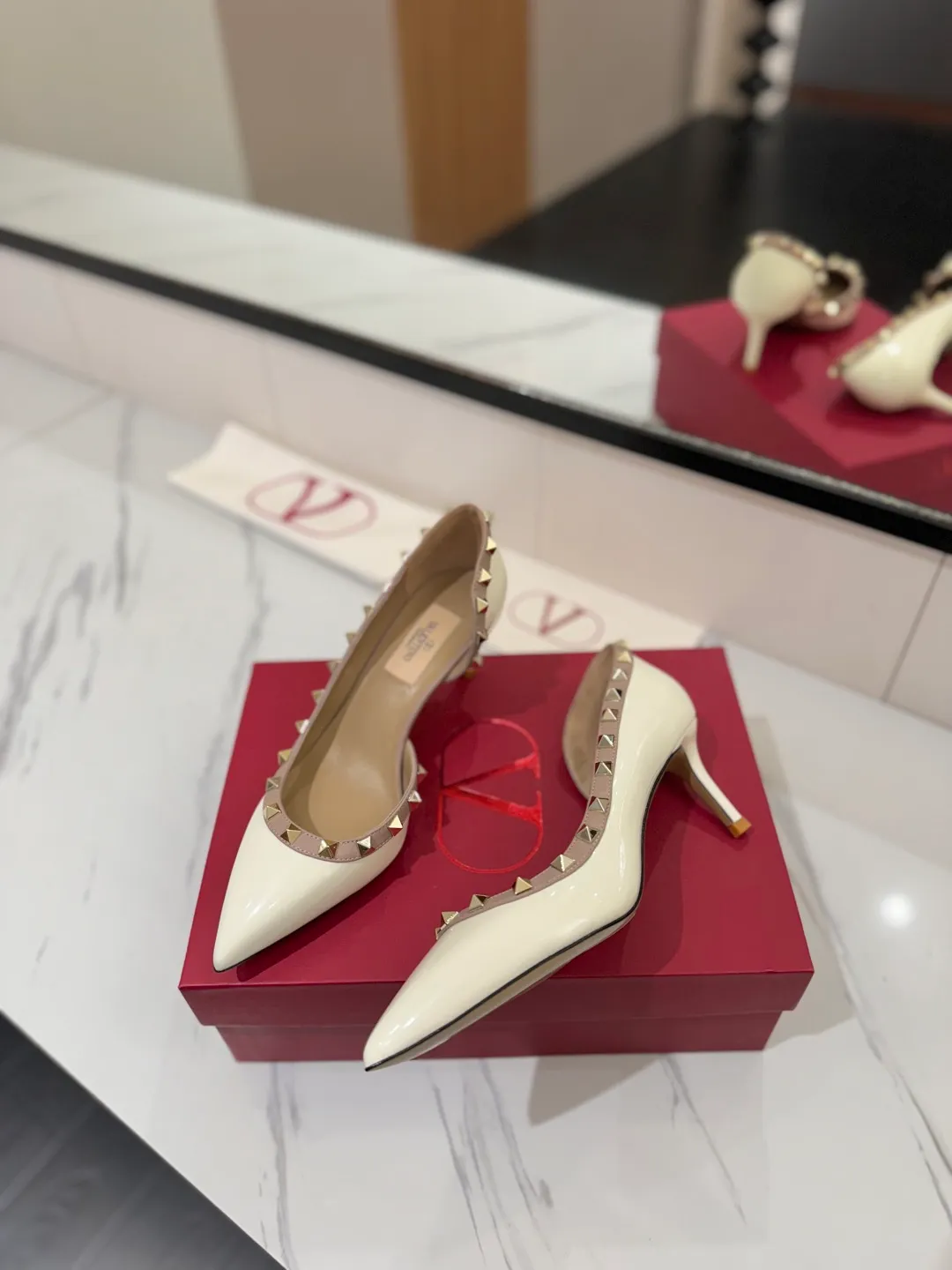 👟👟Ex-factory price 580👟👟 Valentino/Valentino rivet VT classic shoes, top replica! The side curves are perfect, the original molded custom-made rust-free rivets, and the textured hardware bring out a full sense of high-end, giving you a genuine foot feel! The first choice for high-end customers❤️ [Material] Upper: Original imported custom patent leather Lining: Original imported goatskin Outsole: Imported pearlescent leather outsole Heel height: 6.5CM Code number: 35-39 [34, 40, 41, 42 custom-made are not returnable]